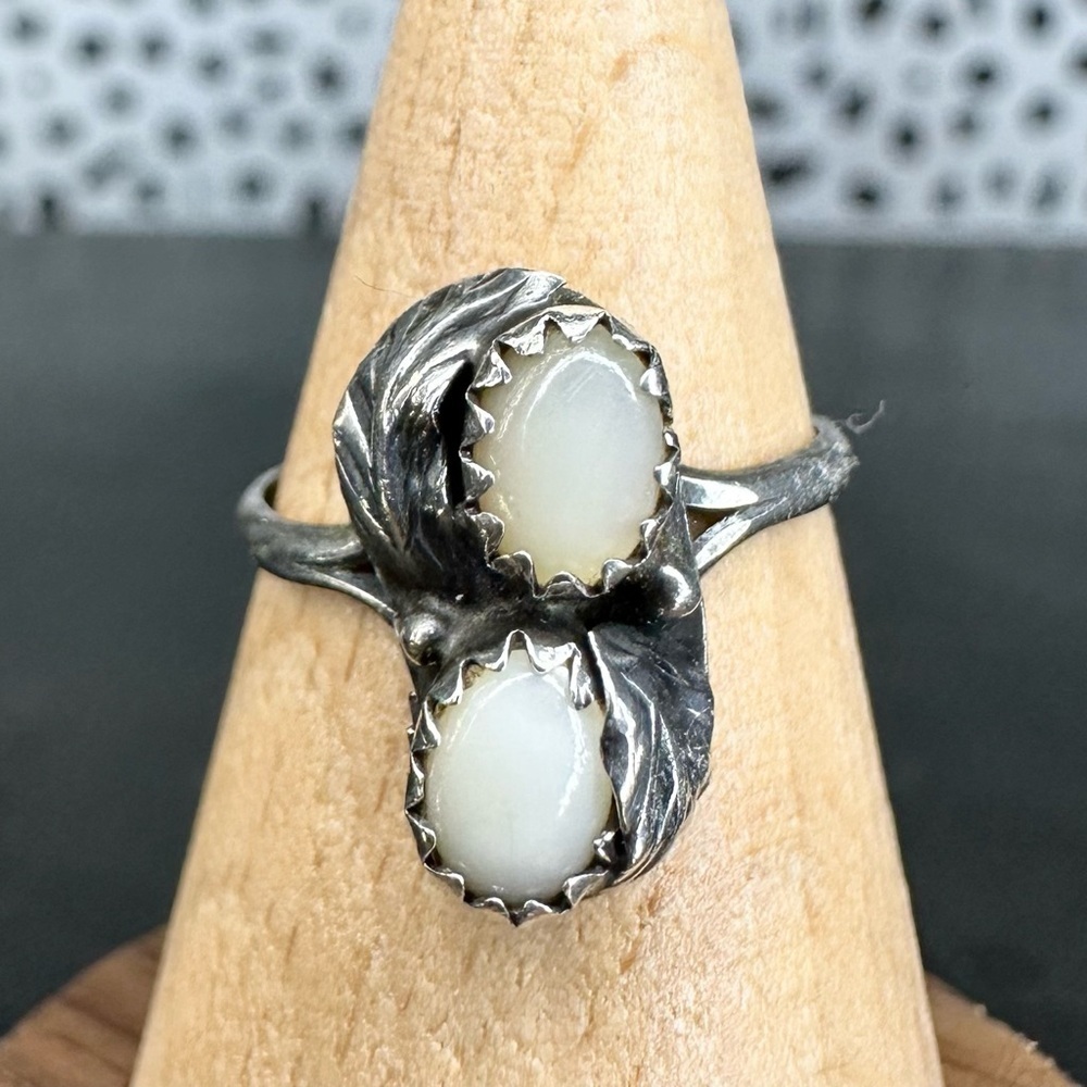 Vintage Sterling Silver Mother of Pearl Two Stone Leaf Detail Size 5.25